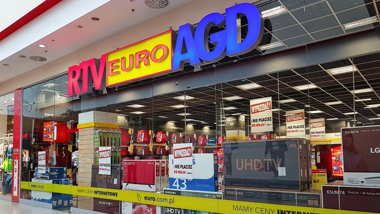 Duży Powerbank w świetnej cenie w Euro RTV AGD. A do tego wbudowany kabel i wyświetlacz