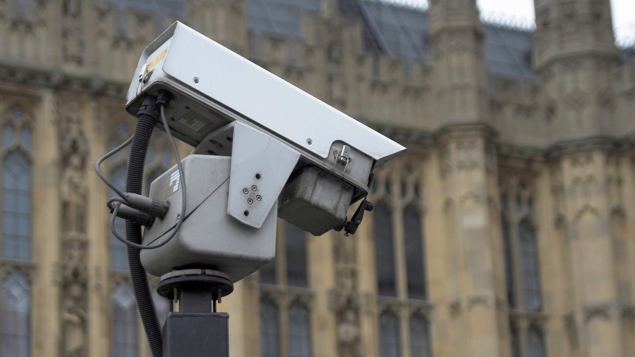 UK to państwo inwigilacji. System rozpoznawania twarzy potajemnie korzysta ze zdjęć paszportowych