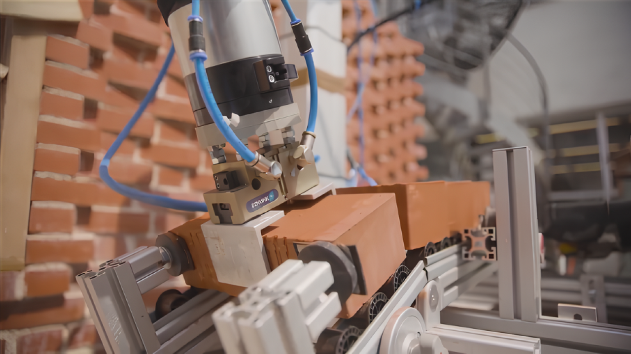 Robot kładzie cegły lepiej niż murarze. Rewolucja na budowie