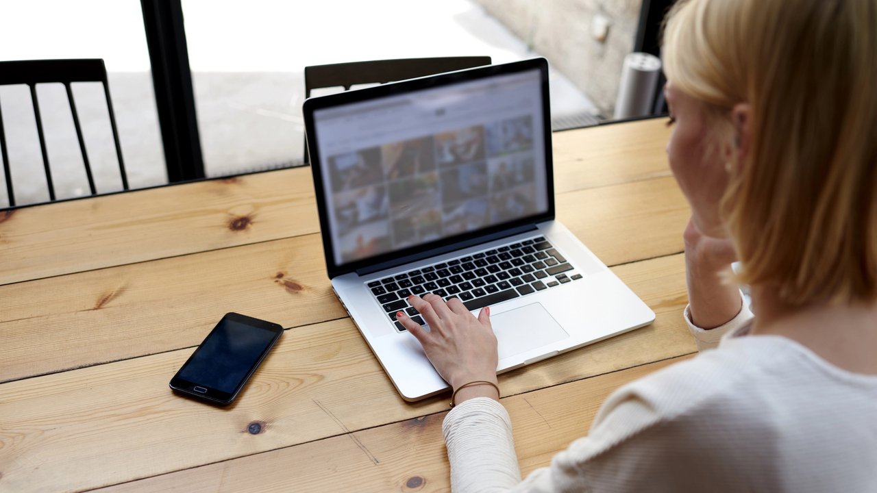 MacBook Pro z OLED wreszcie stanie się rzeczywistością. Apple dogania konkurencję