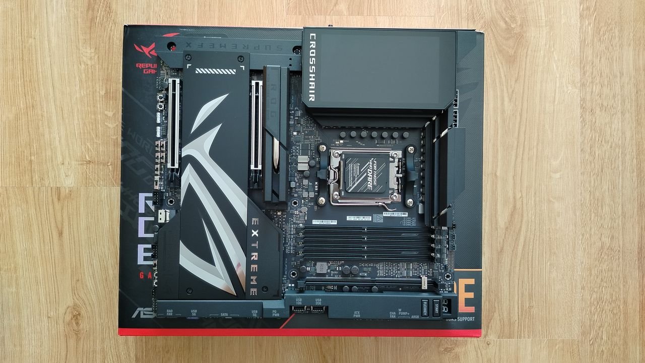 Test ASUS ROG CROSSHAIR X870E EXTREME. Płyta główna z 5" wyświetlaczem LCD