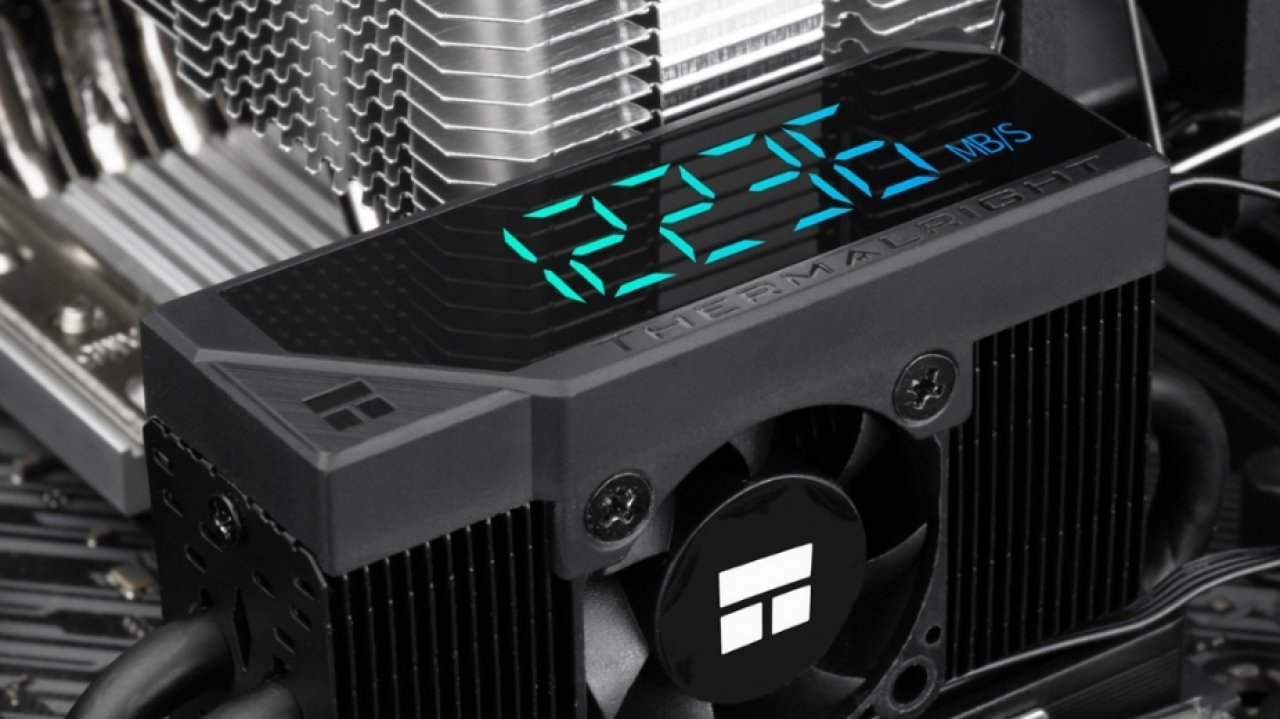 Tego jeszcze nie grali. Chłodzenie SSD z wentylatorem, rurkami cieplnymi i wyświetlaczem