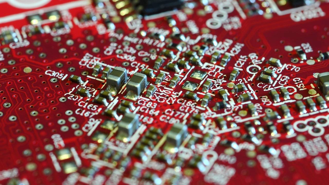 Radeon RX 9060 demoluje RTX 5050 w tej samej cenie