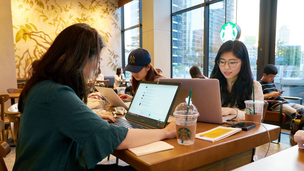 Przynoszą komputery i drukarki do Starbucksa - sieć wprowadza zakazy