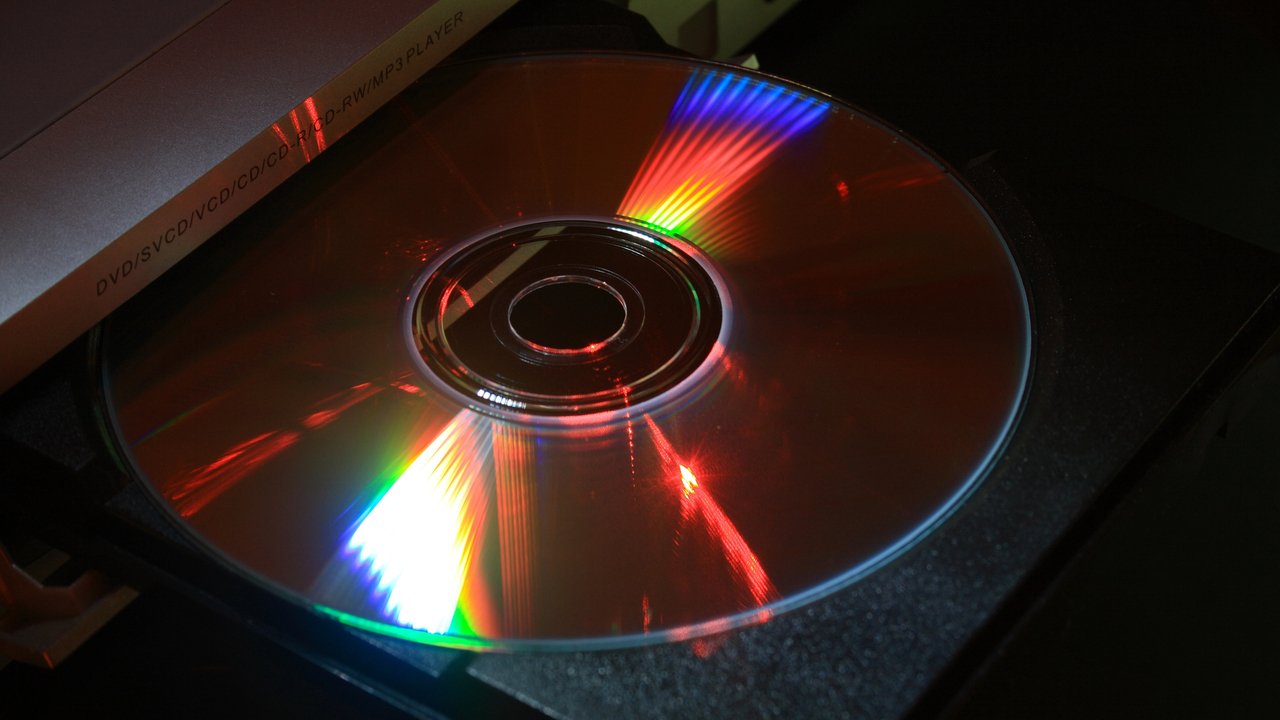 Pierwsza płyta CD dziś obchodzi 43. urodziny. Słuchacie jeszcze kompaktów?