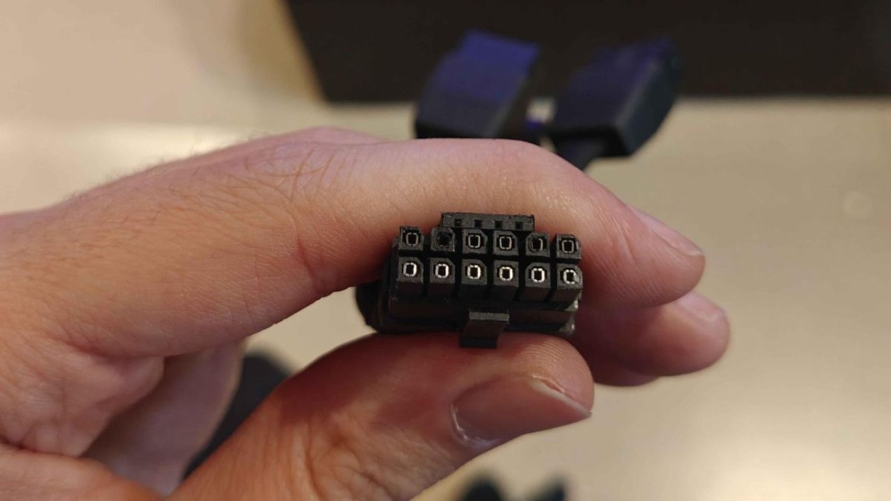 Pierwszy przypadek stopionego 16-pinowego złącza na karcie graficznej AMD Radeon RX 9070 XT GPU