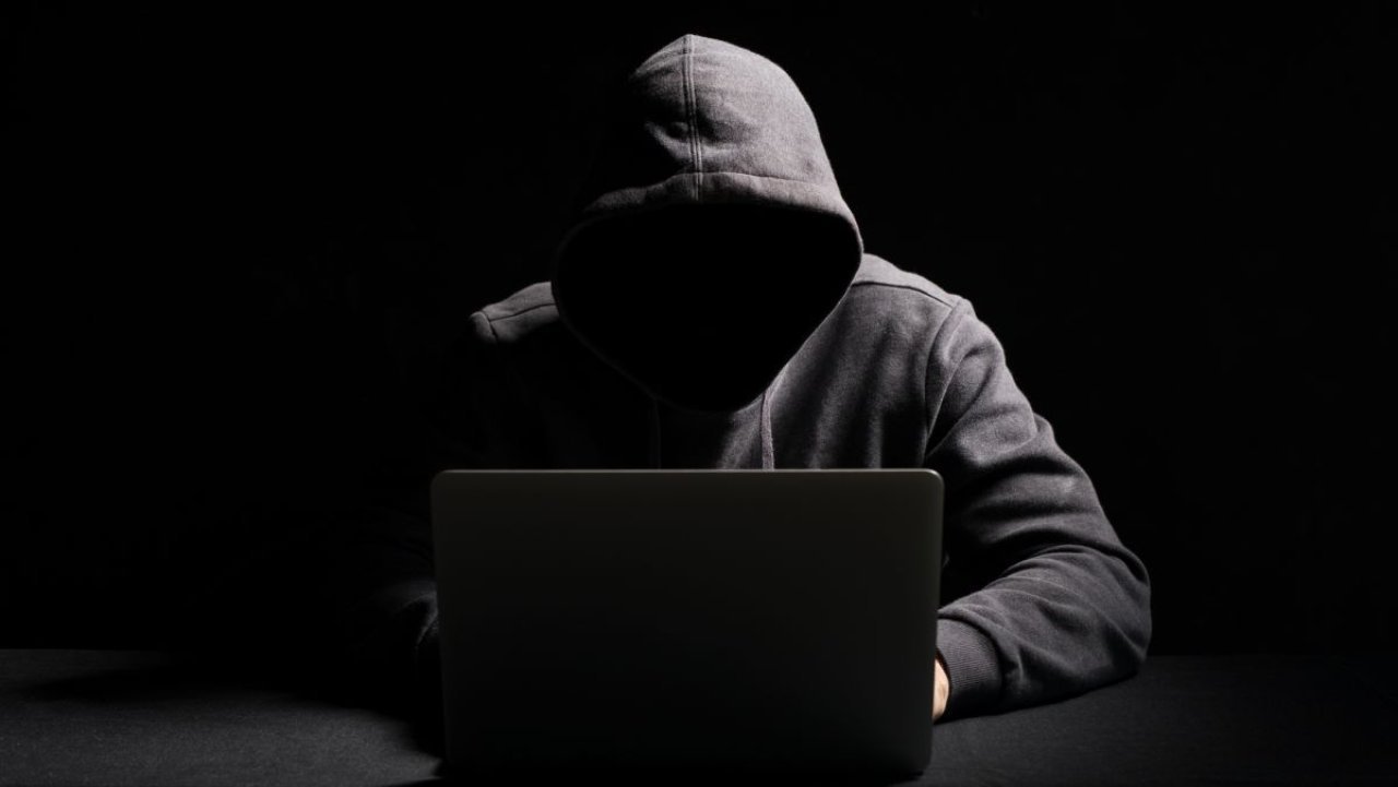 20-letni haker skazany na 10 lat federalnego więzienia. Ma zwrócić 13 milionów