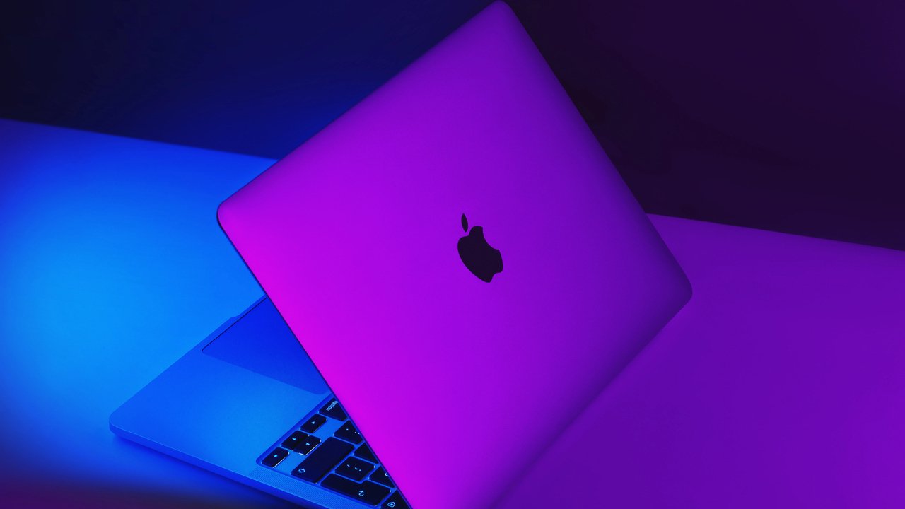 Kartka papieru może zniszczyć ekran MacBooka. Apple ostrzega