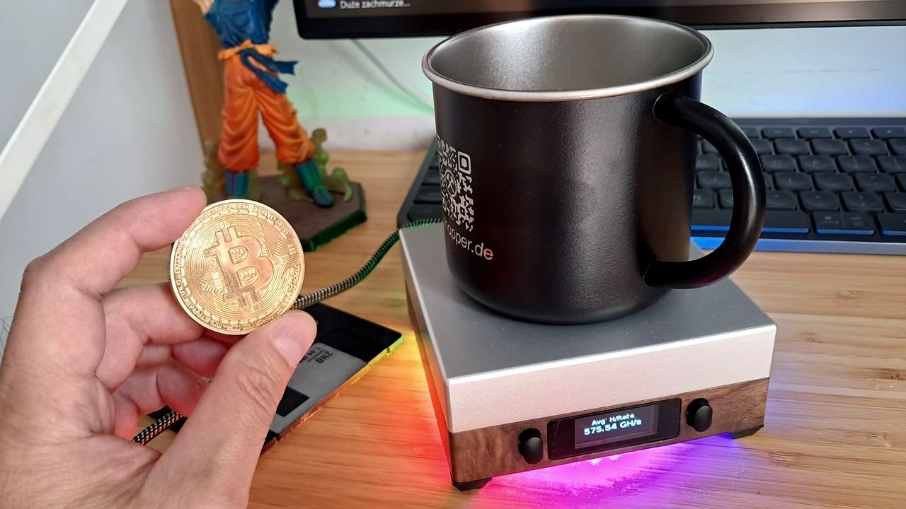 Podgrzewa kawę i kopie bitcoiny. Sprawdzam gadżet dla kawoszy i fanów wydobycia kryptowalut