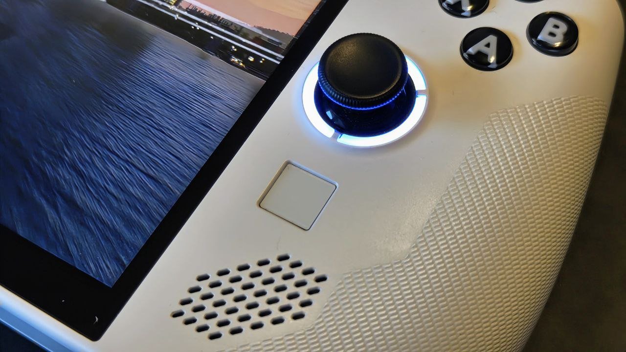 Nowa konsola od Lenovo zaskakuje procesorem. Ekran OLED też daje radę