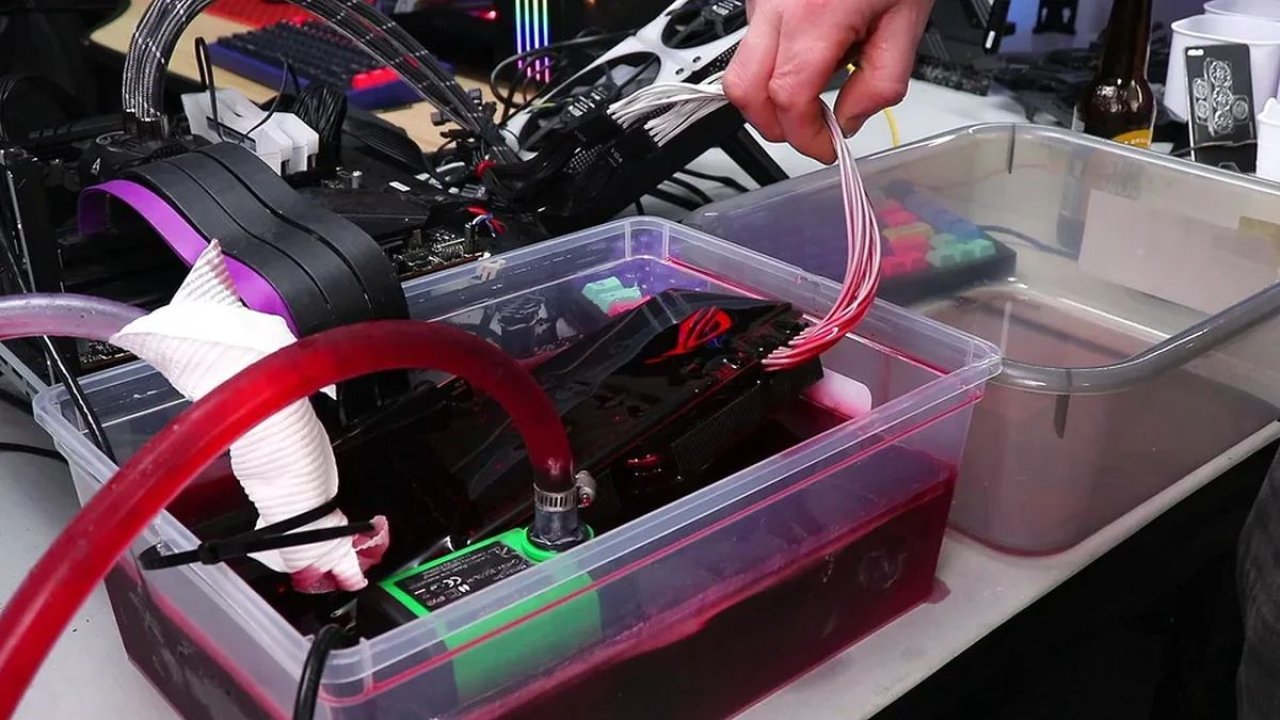 Szalony YouTuber chłodzi kartę graficzną płynem ze skrzyni biegów. Bije rekordy wydajności