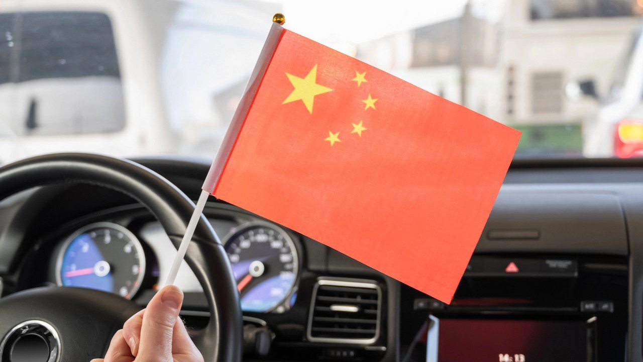 Chiny wydają miliardy żeby zapewnić AI lokalnym formom. Powinniśmy robić tak samo?