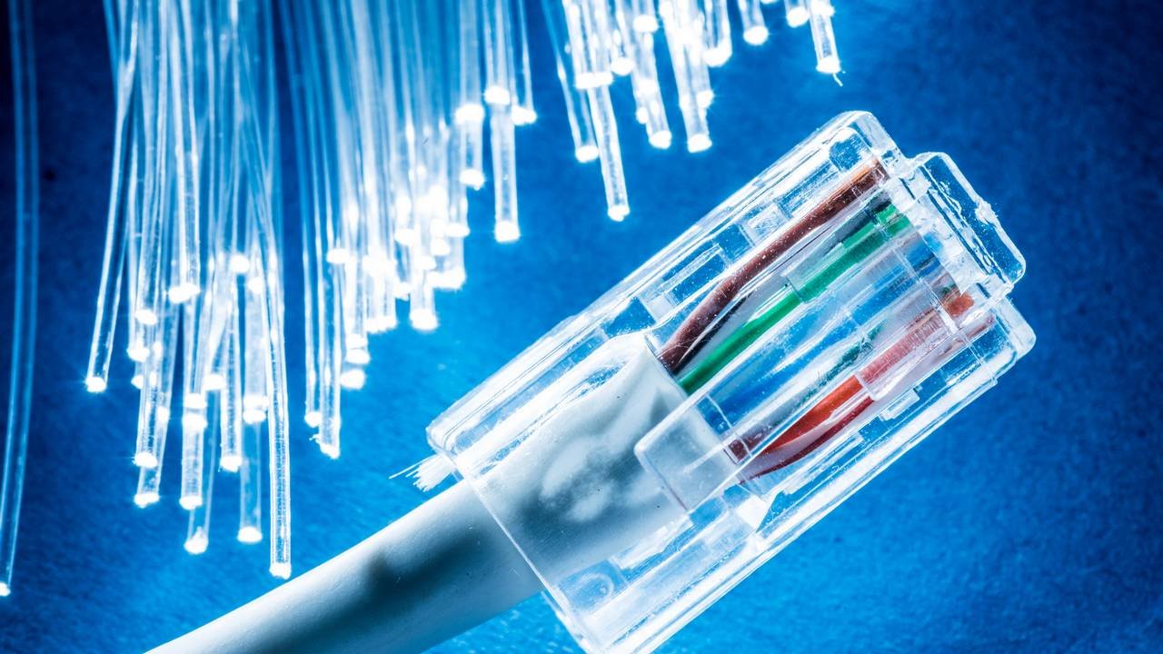 Nowe kable światłowodowe mają najniższe straty sygnału w historii. Kolejny przełom nadchodzi