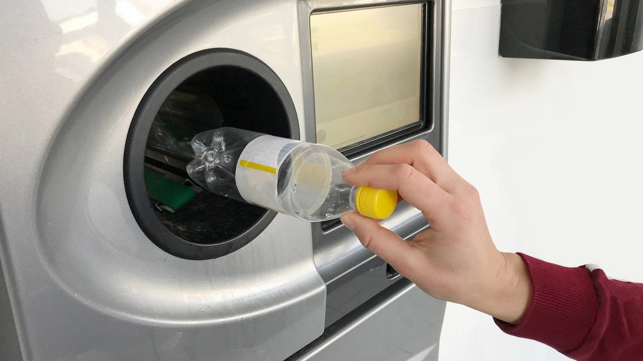 Butelkomaty ruszają w Polsce na dobre 1 października. Zwrot kaucji na kartę w 10 sekund