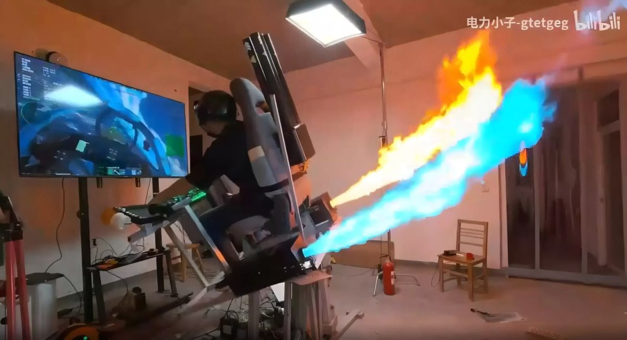 Płomienie i rakiety w pokoju - tak wygląda ekstremalny symulator PC