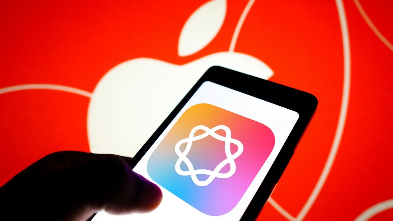 Apple zwalnia kluczowych ludzi. Akcje firmy spadły po porażce Apple Intelligence