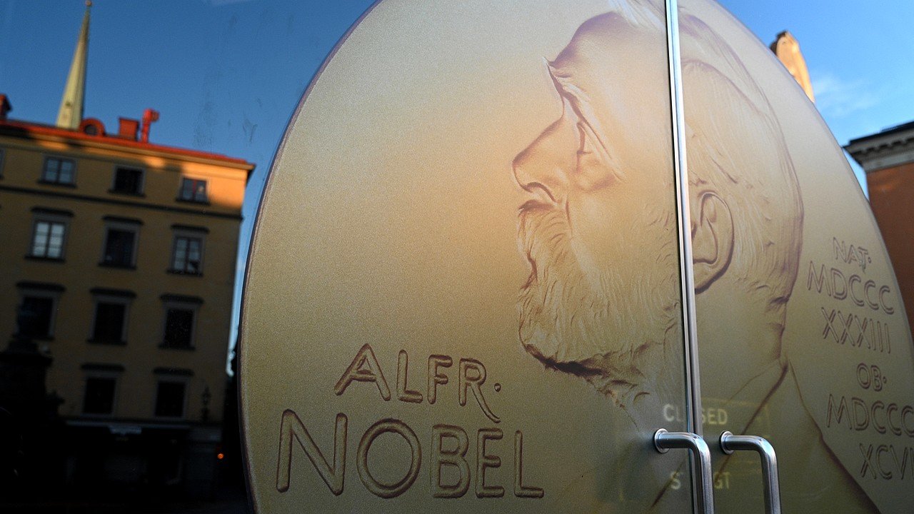 Laureat Nagrody Nobla przewiduje AGI w ciągu dekady i ostrzega przed przyszłością bez pracy