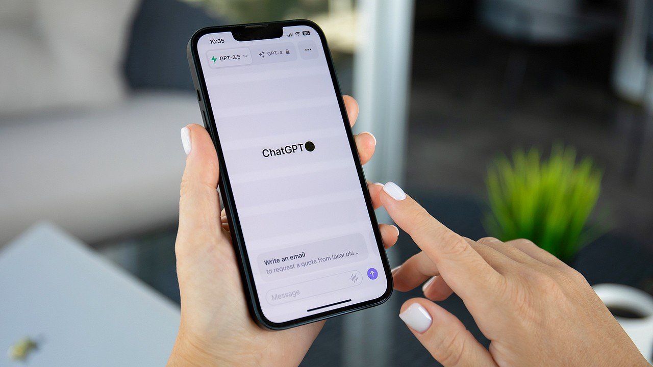 Kobiety wyprzedzają mężczyzn w używaniu ChatGPT. Raport OpenAI