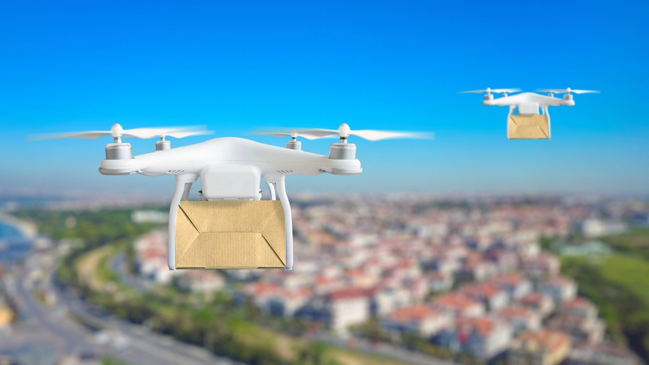 Drony zaczną latać z burgerami. Uber Eats wyeliminuje dostawców