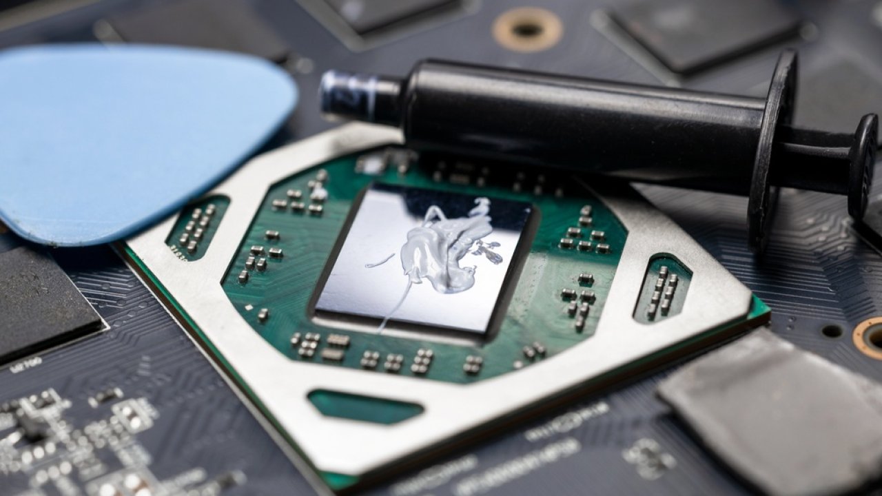 Pomieszali ciekły metal z pastą termoprzewodzącą. YouTuber odkrył sekret RTX 5090 AOURS Master