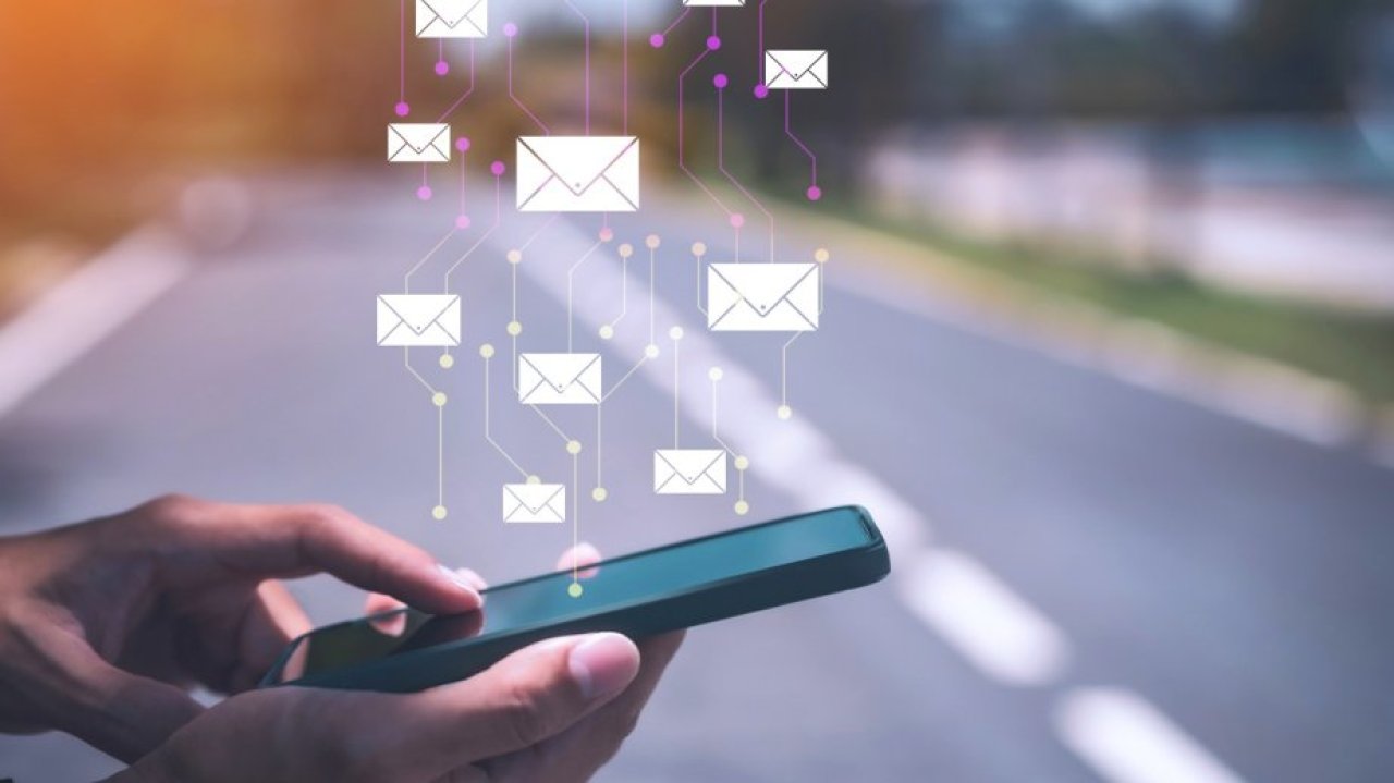 Uwaga na fałszywe smsy. Przestępcy instalują w miastach własne wieże komórkowe