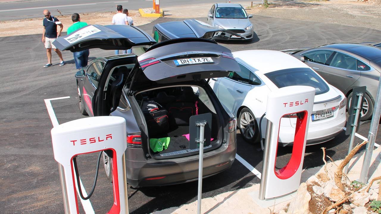 Trzy wypadki Robotaxi Tesli po starcie testów. "Autonomiczna jazda powinna być nielegalna"