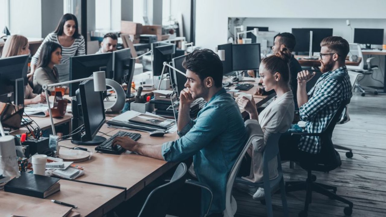 „Udawaj, iż pracujesz” nowym trendem. Pracownicy nie chcą powrotu do biur