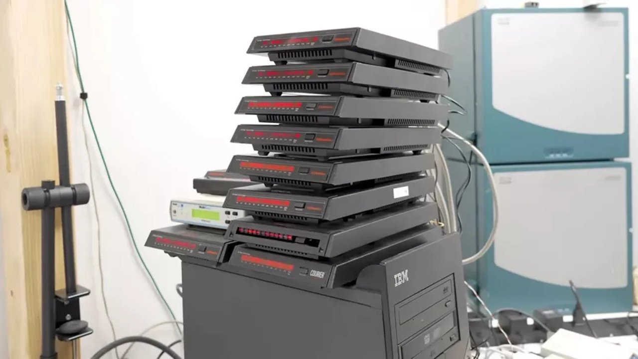 Połączył kilka modemów, żeby sprawdzić jak działał internet w latach 90.