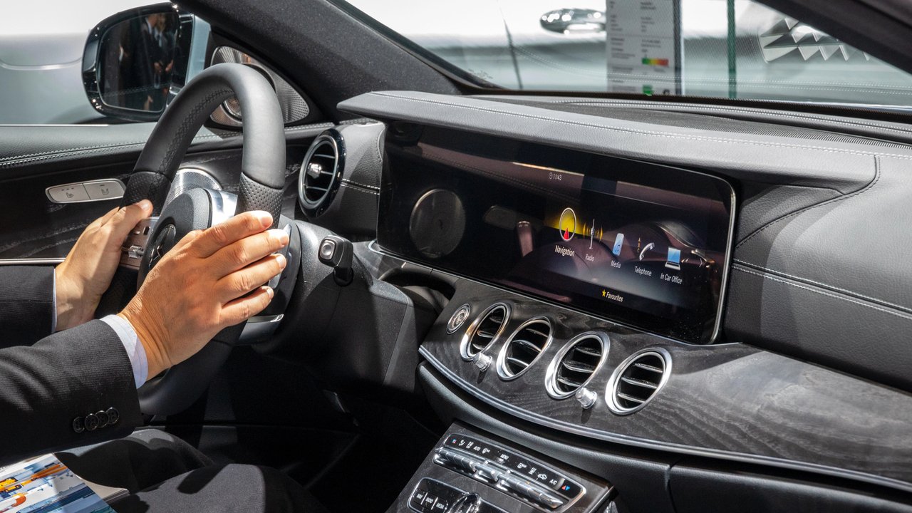 Mercedes rezygnuje z tego rozwiązania w swoich samochodach i zapowiada powrót do klasyki