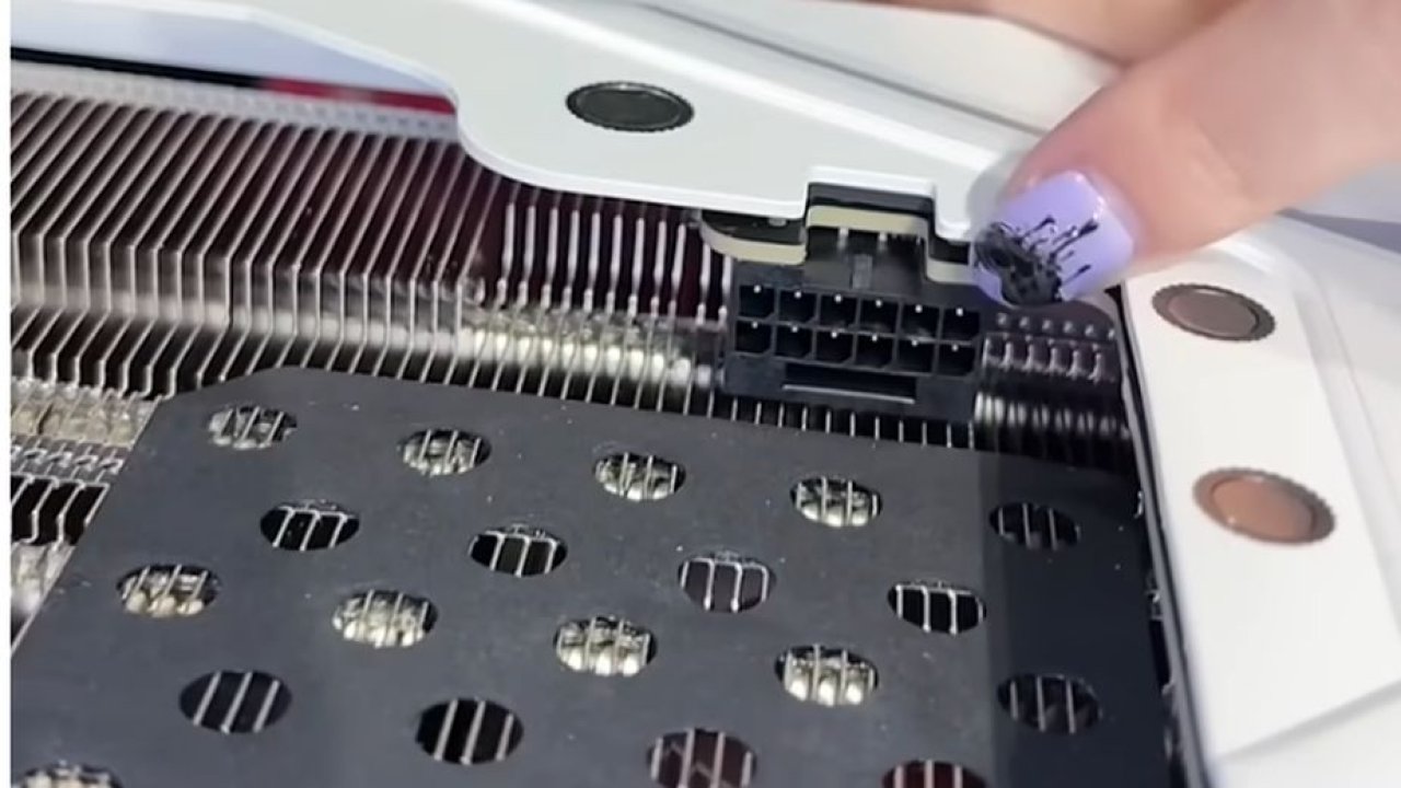 MSI rozwiązuje największy problem kart RTX? Genialny pomysł z ukrytym złączem