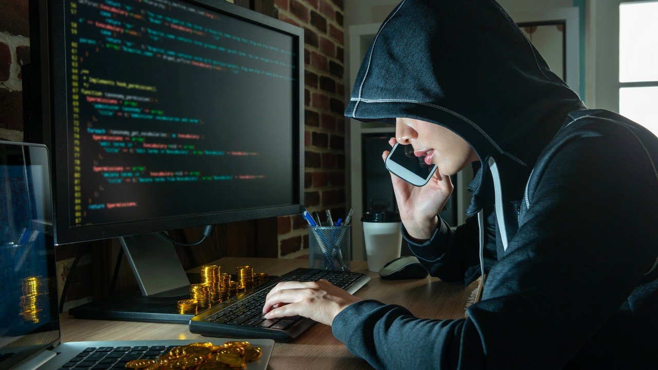 Oszukała 128 tysięcy ludzi i uciekła z bitcoinami. Policja właśnie ją złapała