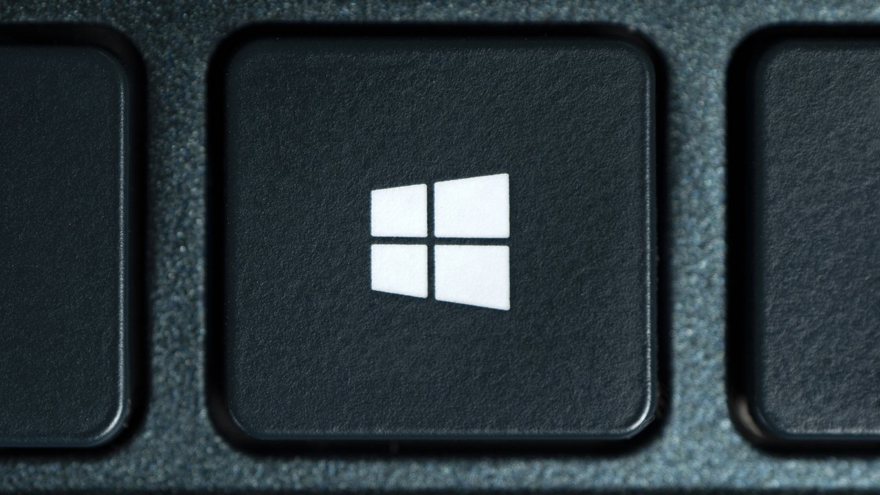 Windows 10 traci, zyskuje Windows 7. Zaskakujące zmiany na rynku systemów