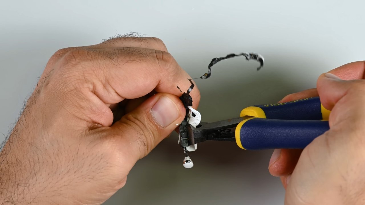 0/10 od iFixit dla słuchawek za 1100 złotych. Nie próbujcie choćby ich naprawiać