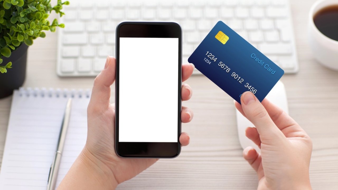 Każą przykładać kartę do telefonu. Uwaga na tę metodę oszustów