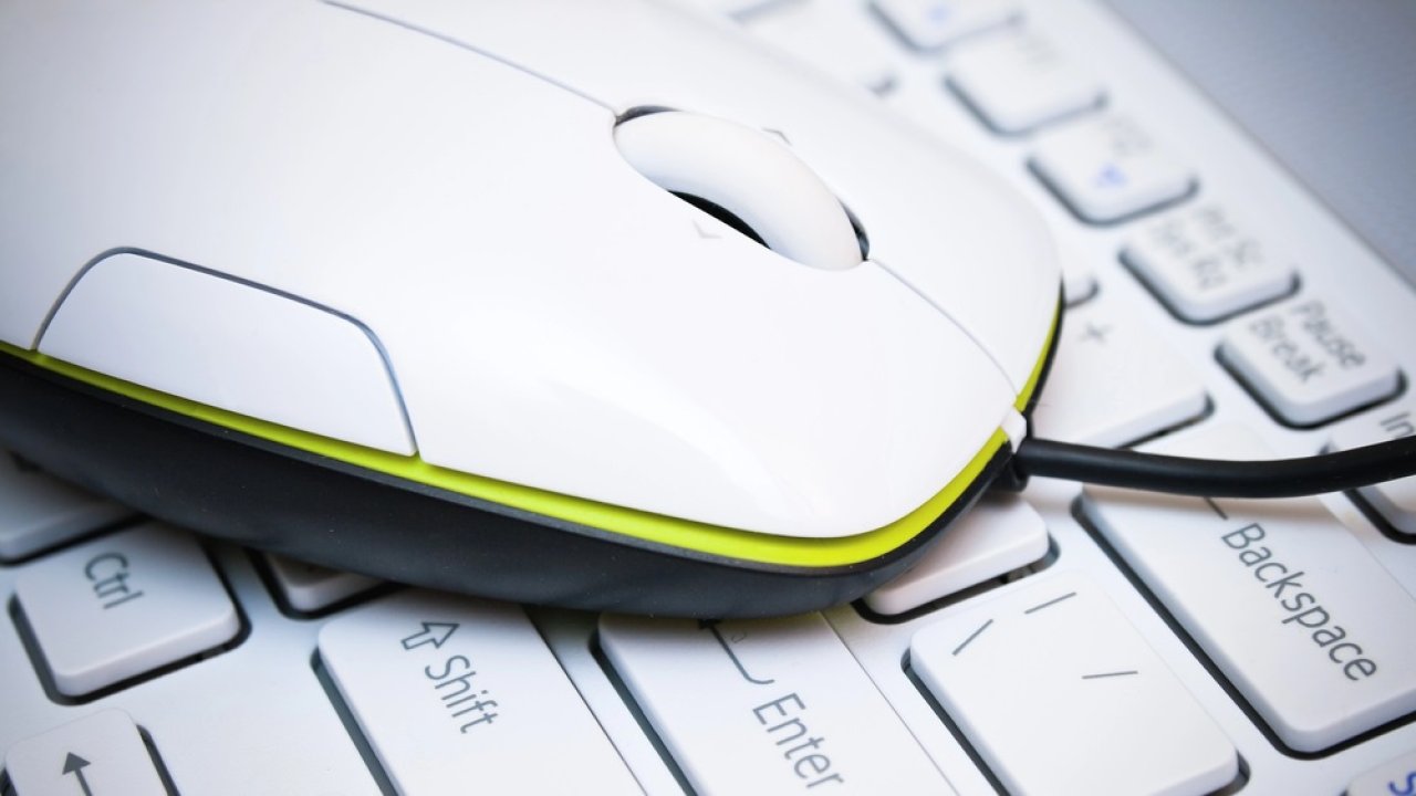 Miliony myszek mogą stać się narzędziem podsłuchu. Pokazali jak odczytać mowę z wibracji blatu