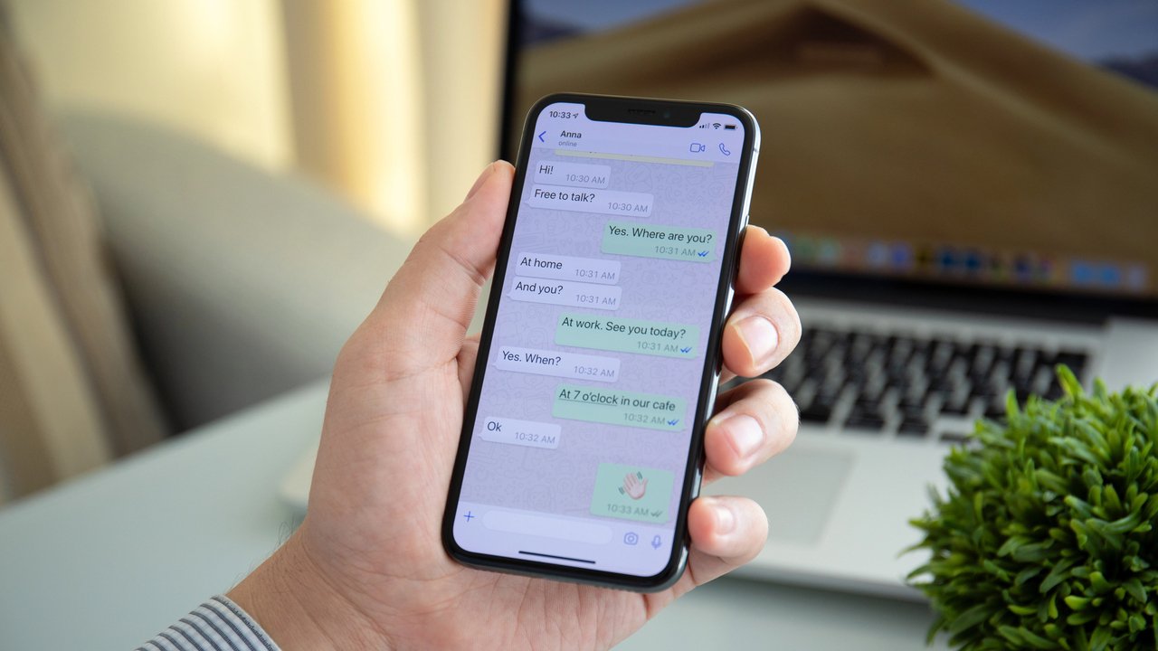 WhatsApp tłumaczy wiadomości bez internetu także na iOS. Tylko jest problem z polskim