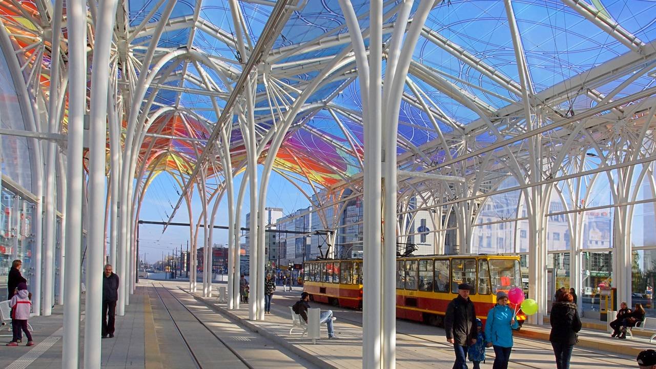 Polskie urzędy coraz bardziej polegają na AI. Kolejne miasto wprowadza usprawnienia