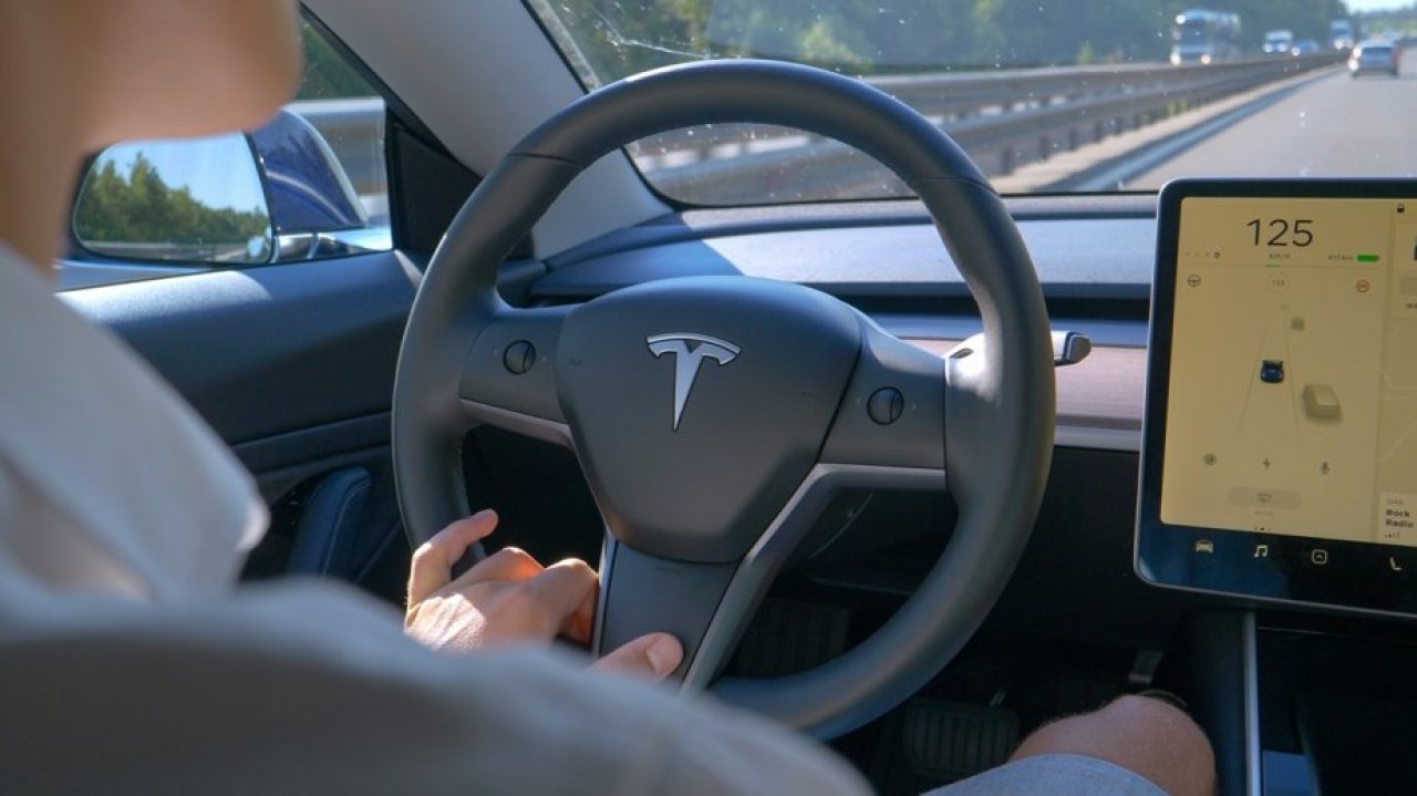 Tesla wywołuje chaos na drogach. Autonomiczna jazda ignoruje czerwone światła