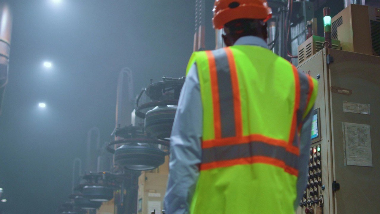 Poważny wypadek w fabryce Tesli. Robot zranił technika, który liczy na miliony odszkodowania