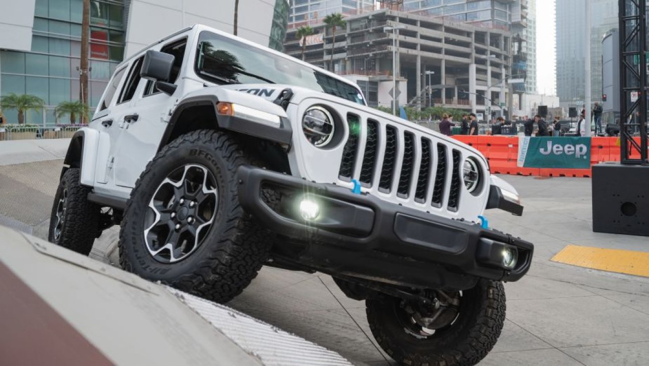 Samochody przestawały jechać przez wadliwą aktualizację. Koszmar nowych aut