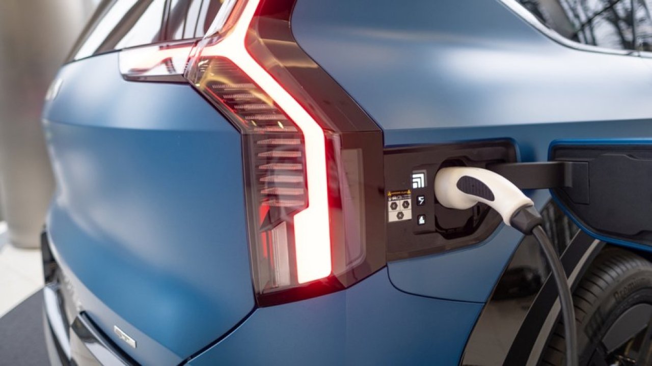 Tesla już nie jest liderem. Najtrwalsze baterie należą do tych firm