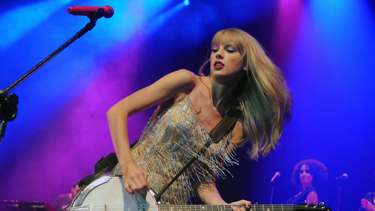 Dzięki AI podszyli się pod Taylor Swift. Zgarnęli miliardy na oszustwach