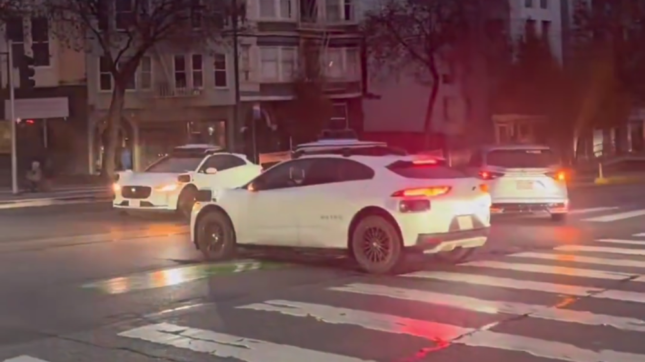 Robotaksówki sparaliżowały ruch na ulicach. Wystarczyło zgasić światło