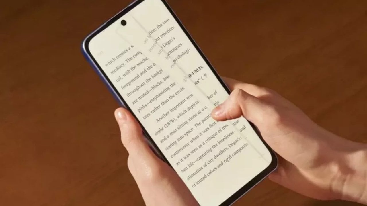 TCL idzie pod prąd. Ten telefon wygląda jak papier