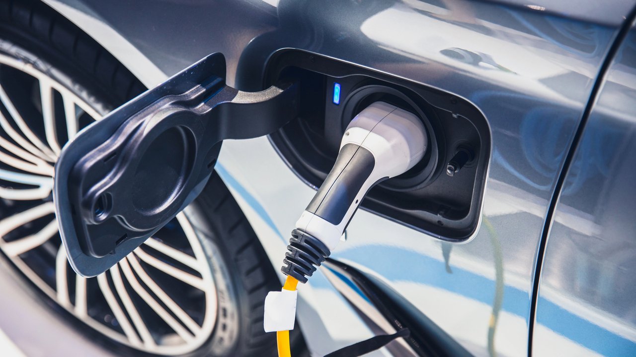 Jak gwałtownie zużywają się baterie w autach elektrycznych? Badanie pokazuje liczby