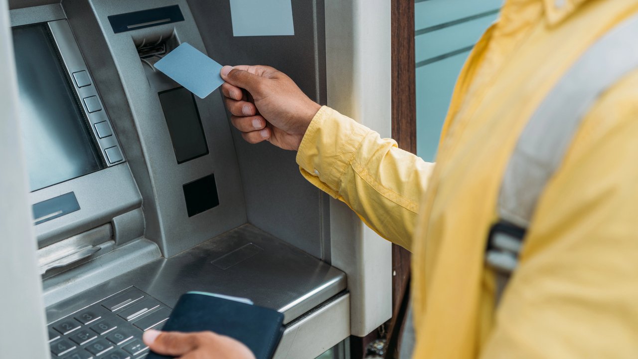 Ten bankomat nie wypłaca pieniędzy. Zamiast tego prosi o login do Windowsa