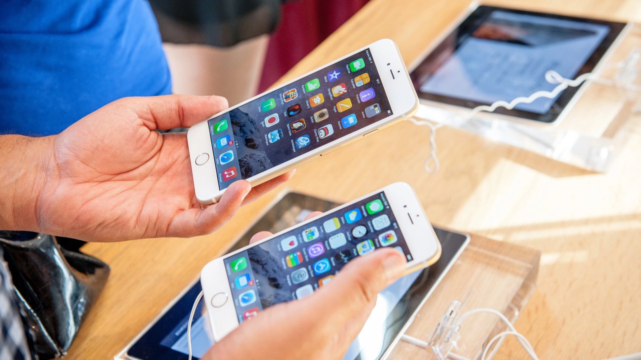 Podłożył zepsuty telefon i zabrał nowy. Nietypowa kradzież w sklepie