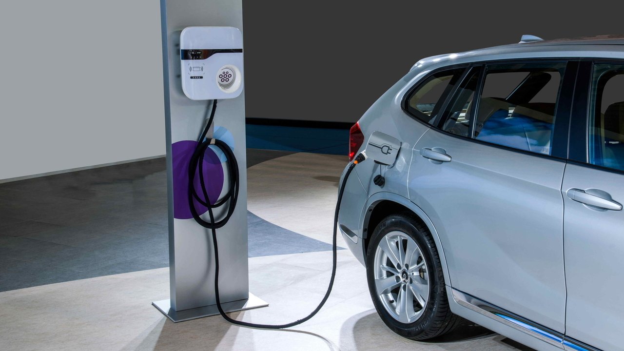 Elektryki po raz pierwszy wyprzedziły auta benzynowe