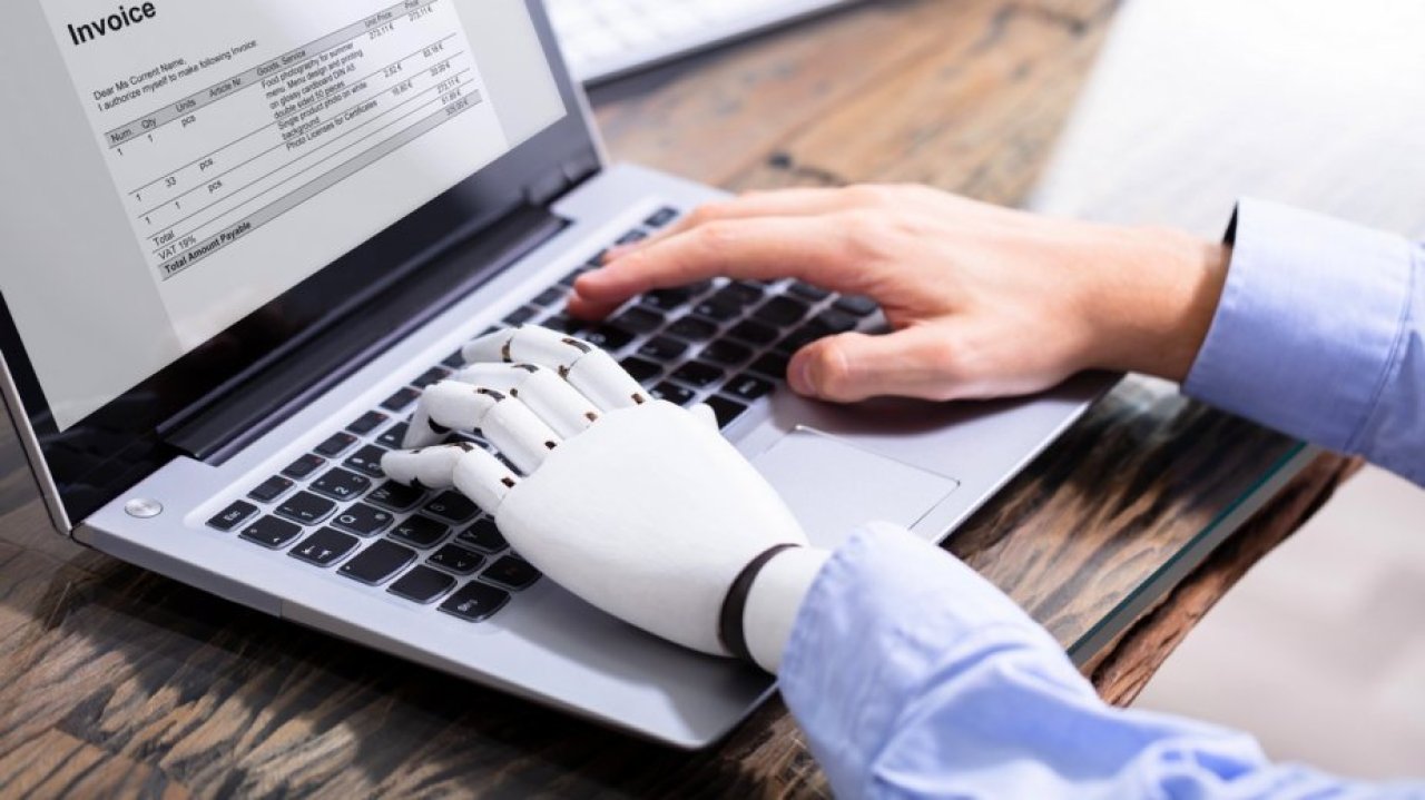 Globalny gigant zmusza pracowników do AI. Nie korzystasz? Wylatujesz