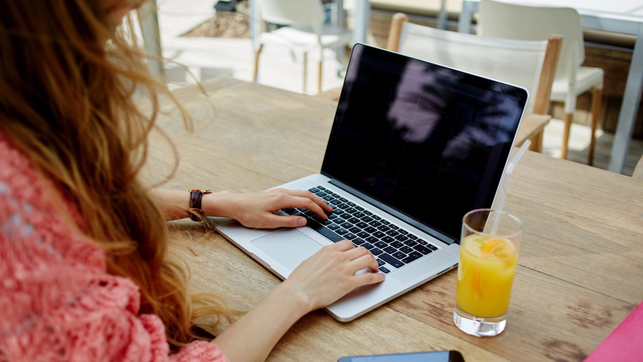 MacBook Pro 14 z M5 Pro ma problem z chłodzeniem. Testy pokazują spadki wydajności